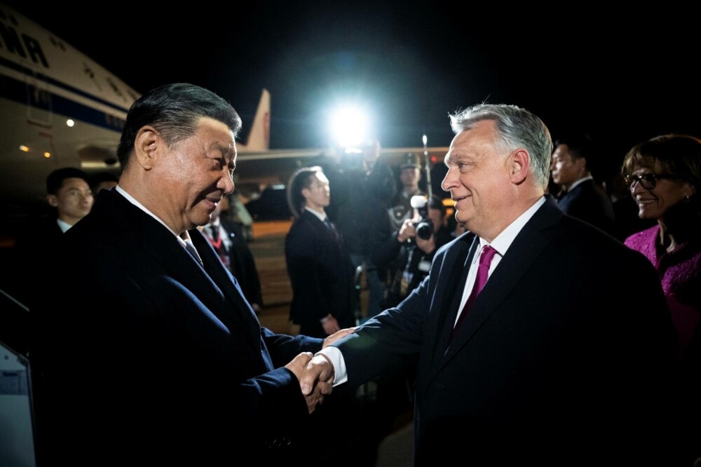 Cu ce l-a întâmpinat Viktor Orban pe Xi Jinping în Ungaria, în miez de noapte. Prima doamnă a Chinei a luat și ea VIDEO&FOTO - Imaginea 1