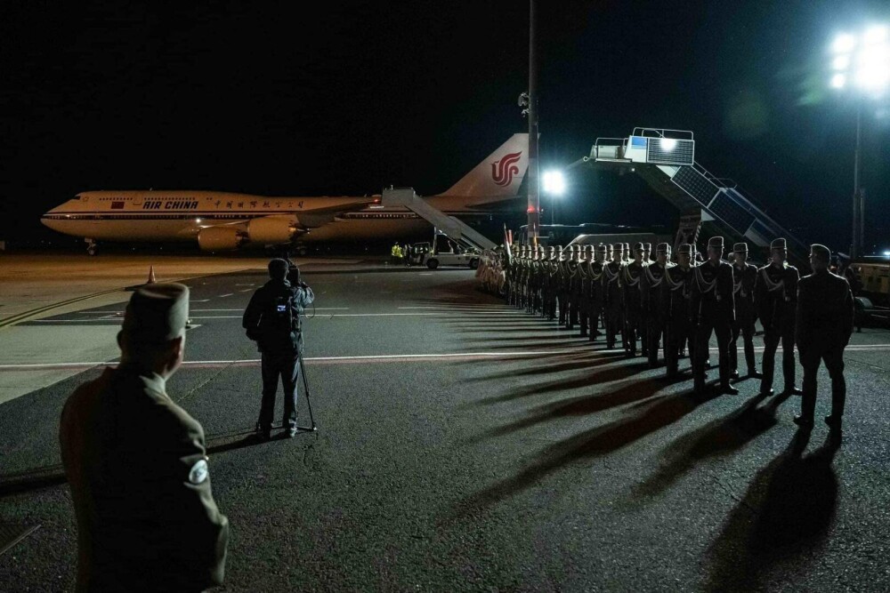 Cu ce l-a întâmpinat Viktor Orban pe Xi Jinping în Ungaria, în miez de noapte. Prima doamnă a Chinei a luat și ea VIDEO&FOTO - Imaginea 4