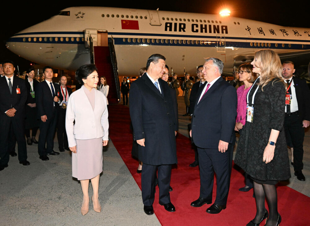 Cu ce l-a întâmpinat Viktor Orban pe Xi Jinping în Ungaria, în miez de noapte. Prima doamnă a Chinei a luat și ea VIDEO&FOTO - Imaginea 9