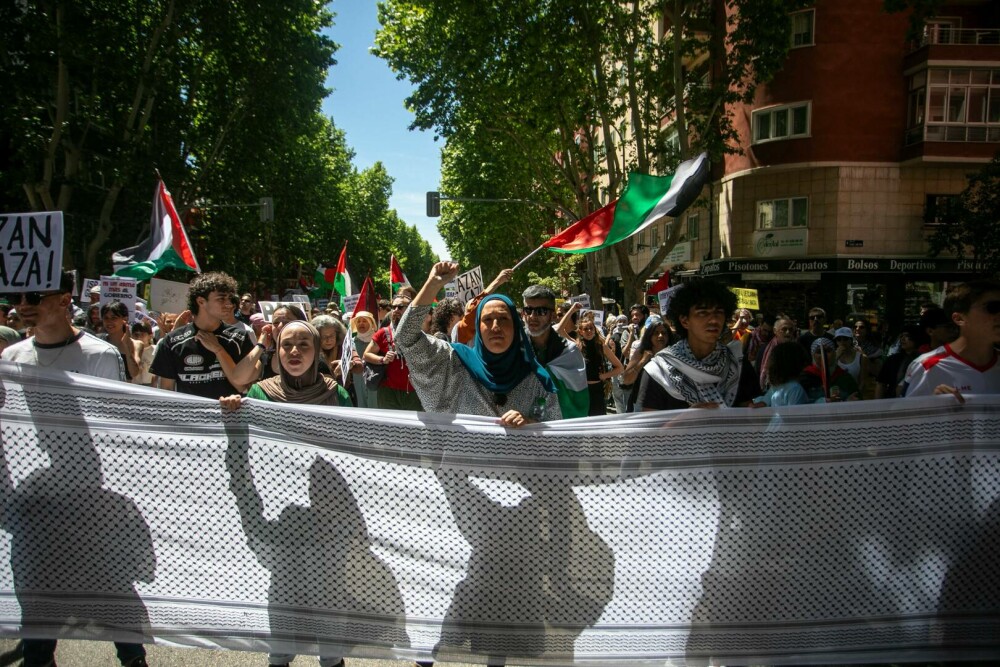 Proteste în Spania. 4.000 de persoane au manifestat la Madrid în sprijinul palestinienilor. GALERIE FOTO - Imaginea 8