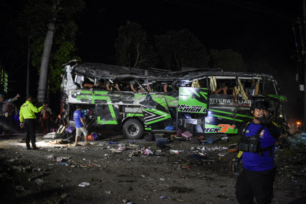 Cel puţin 11 persoane au murit într-un accident în care a fost implicat un autobuz şcolar în Indonezia - Imaginea 1