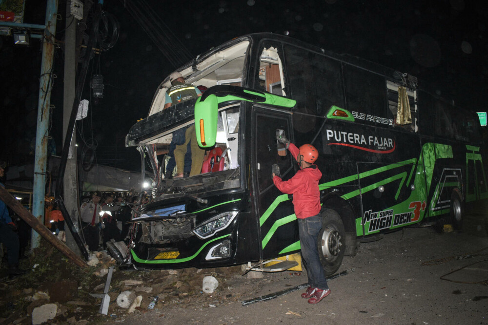 Cel puţin 11 persoane au murit într-un accident în care a fost implicat un autobuz şcolar în Indonezia - Imaginea 3