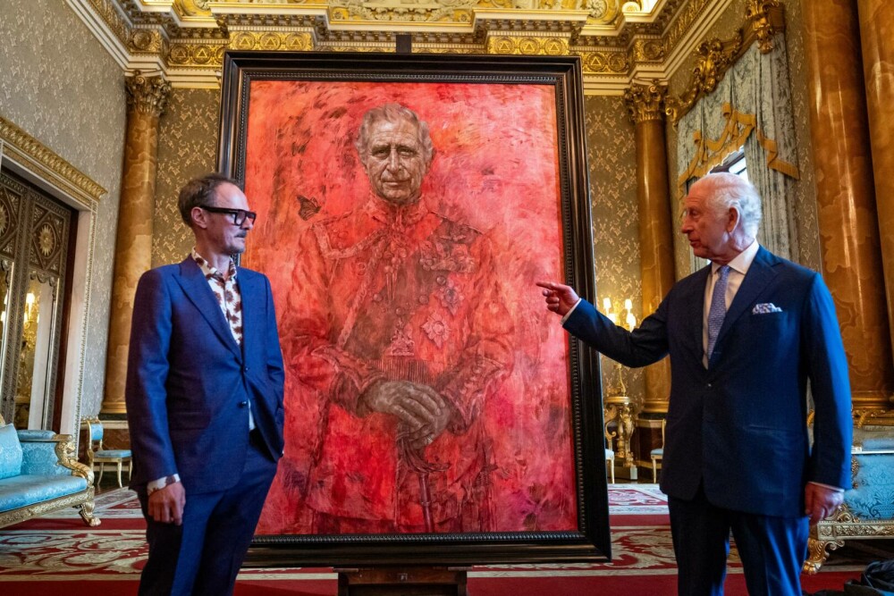 A fost prezentat primul portret oficial al regelui Charles realizat după încoronarea sa - Imaginea 1