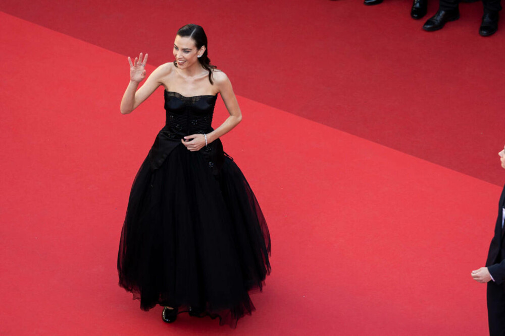 Ținute spectaculoase la Festivalul de Film de la Cannes 2024. Vedetele care au făcut senzație pe covorul roșu | FOTO - Imaginea 99
