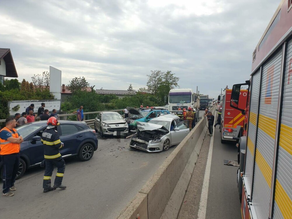 Carambol pe DN1. Șapte vehicule au fost implicate în accident, trei persoane sunt rănite. Traficul spre București este oprit - Imaginea 1