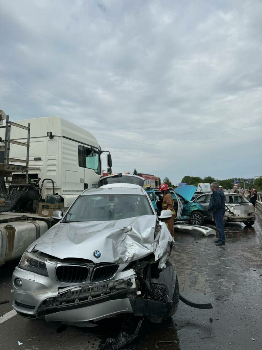 Carambol pe DN1. Șapte vehicule au fost implicate în accident, trei persoane sunt rănite. Traficul spre București este oprit - Imaginea 2