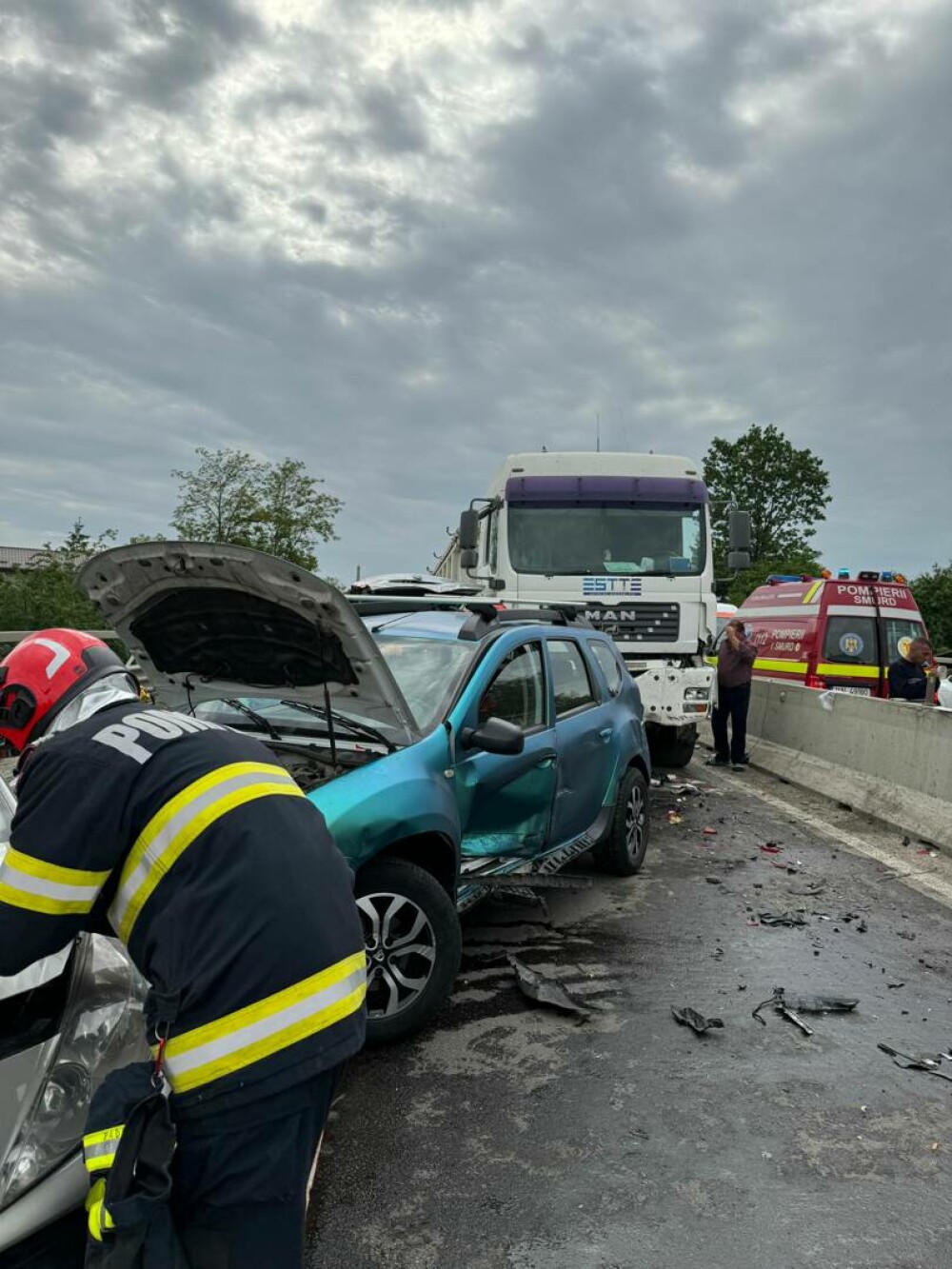 Carambol pe DN1. Șapte vehicule au fost implicate în accident, trei persoane sunt rănite. Traficul spre București este oprit - Imaginea 3