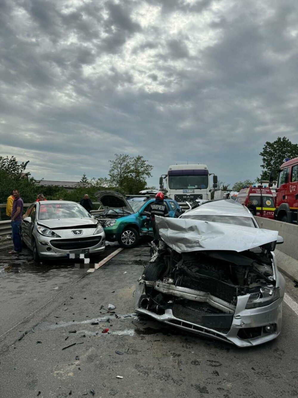 Carambol pe DN1. Șapte vehicule au fost implicate în accident, trei persoane sunt rănite. Traficul spre București este oprit - Imaginea 4