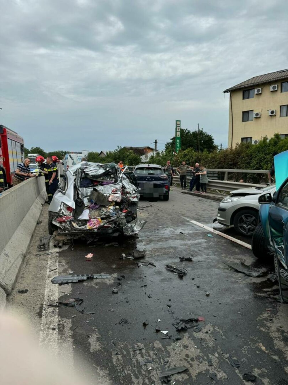 Carambol pe DN1. Șapte vehicule au fost implicate în accident, trei persoane sunt rănite. Traficul spre București este oprit - Imaginea 5