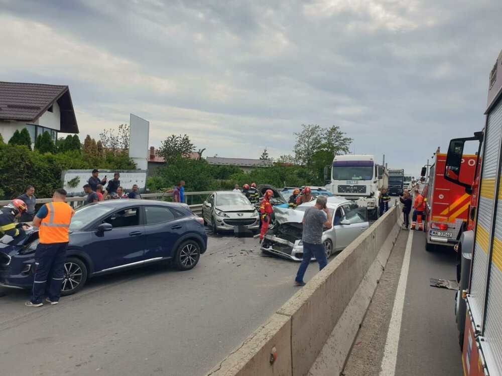 Carambol pe DN1. Șapte vehicule au fost implicate în accident, trei persoane sunt rănite. Traficul spre București este oprit - Imaginea 6