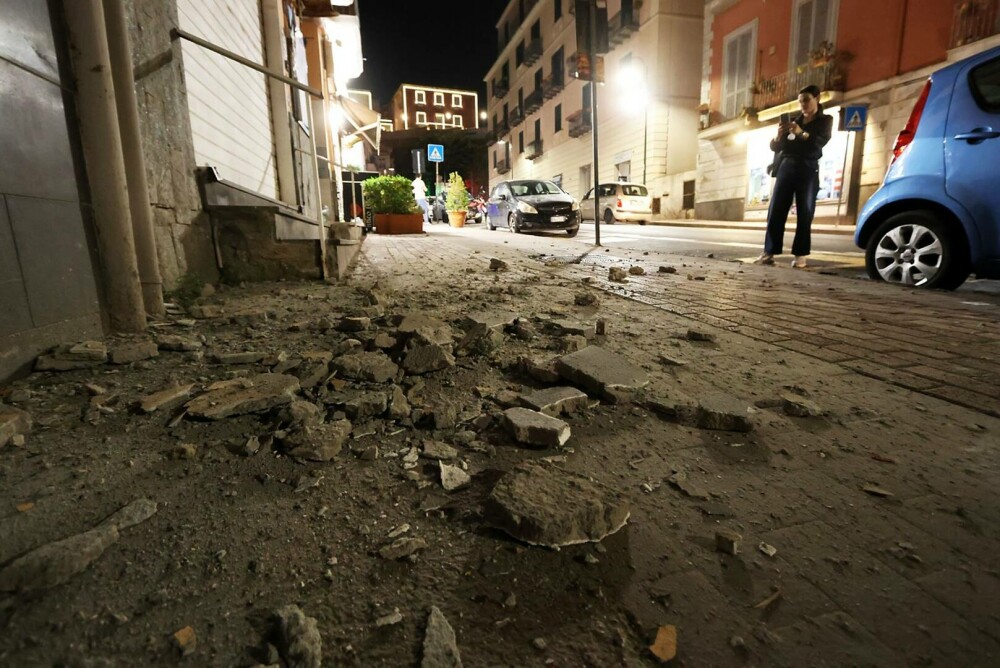 „A fost înfricoșător”. Case evacuate și școli închise după cel mai puternic cutremur din ultimii 40 de ani, din sudul Italiei - Imaginea 1