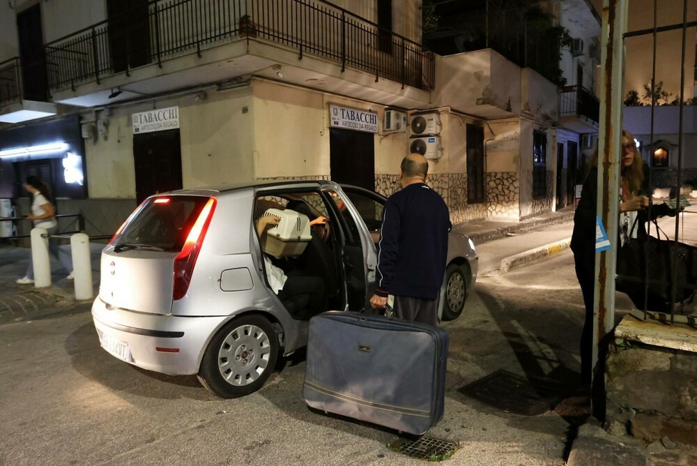 „A fost înfricoșător”. Case evacuate și școli închise după cel mai puternic cutremur din ultimii 40 de ani, din sudul Italiei - Imaginea 2