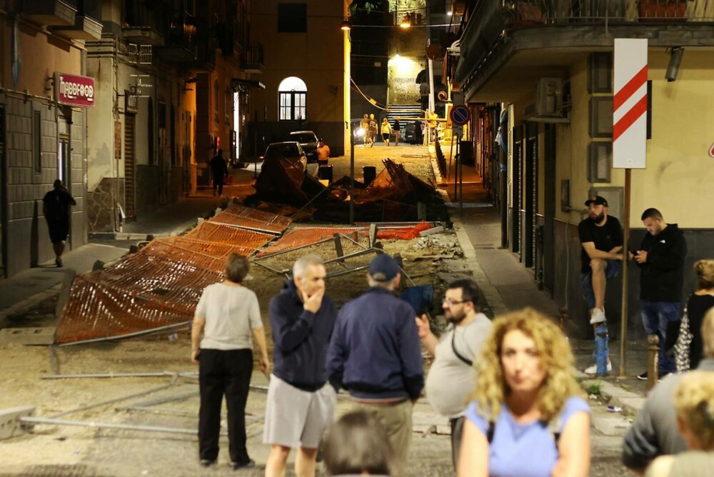 „A fost înfricoșător”. Case evacuate și școli închise după cel mai puternic cutremur din ultimii 40 de ani, din sudul Italiei - Imaginea 3