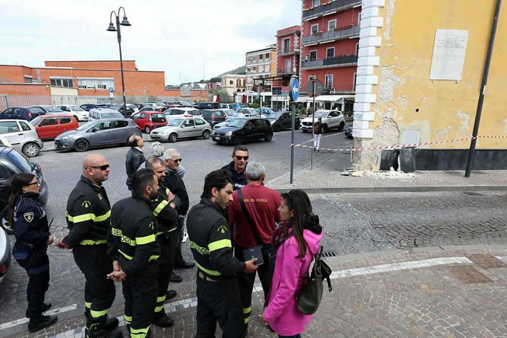 „A fost înfricoșător”. Case evacuate și școli închise după cel mai puternic cutremur din ultimii 40 de ani, din sudul Italiei - Imaginea 7
