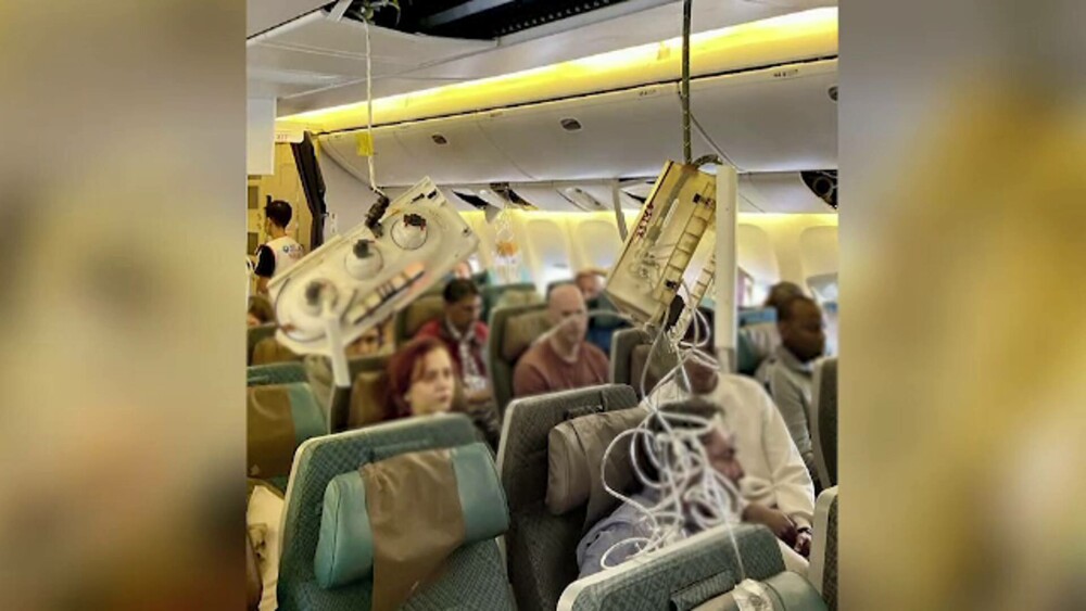 Peste 20 de pasageri din avionul Singapore Airlines au traumatisme la coloana vertebrală. Care este starea pacienților - Imaginea 2