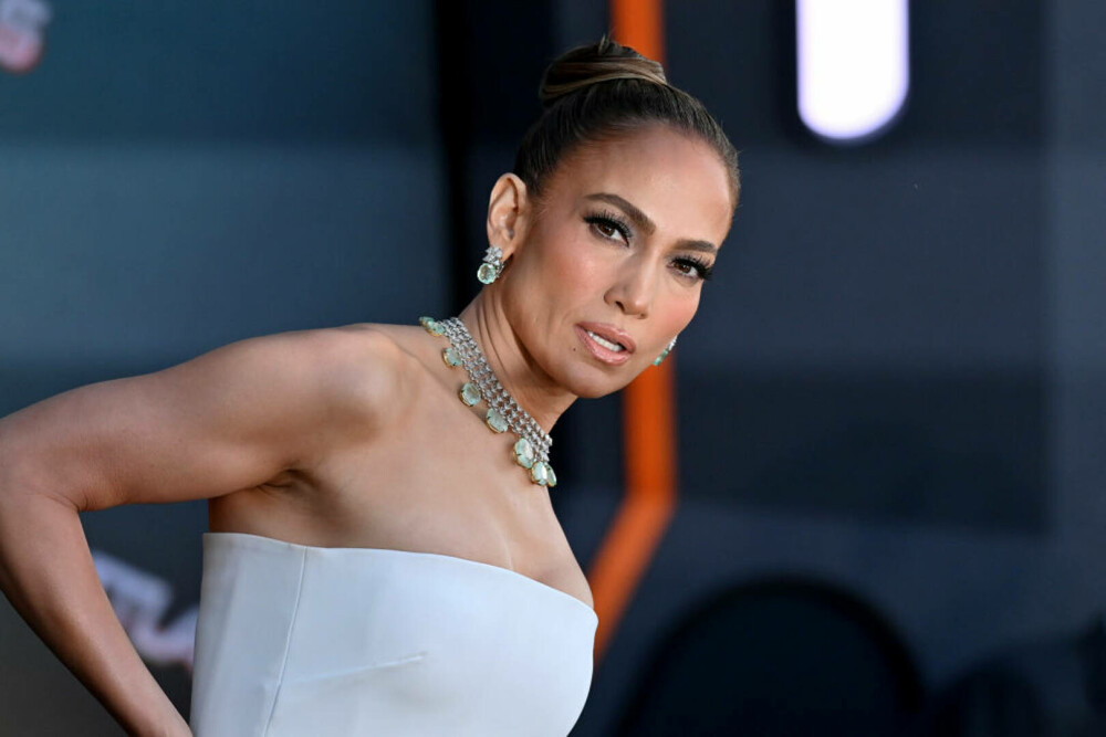 Jennifer Lopez, din nou în atenția paparazzilor. A fost văzută purtând verigheta, în ciuda zvonurilor legate de divorț. FOTO - Imaginea 13