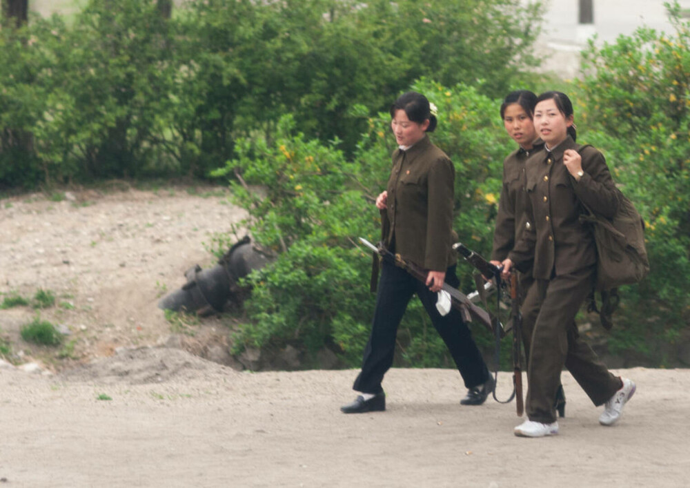Fotografii rare din interiorul armatei ultrasecrete a Coreei de Nord. Ce rol au femeile în industria de apărare | FOTO - Imaginea 21