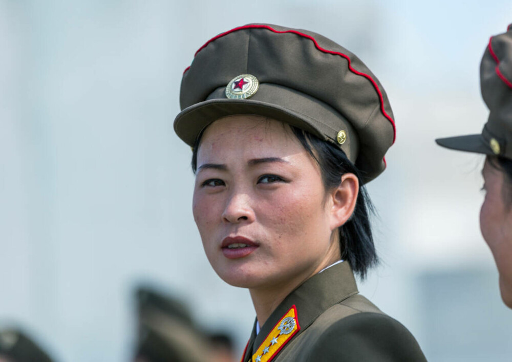 Fotografii rare din interiorul armatei ultrasecrete a Coreei de Nord. Ce rol au femeile în industria de apărare | FOTO - Imaginea 24