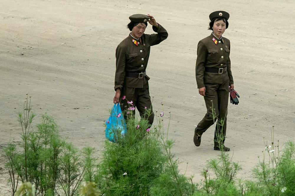 Fotografii rare din interiorul armatei ultrasecrete a Coreei de Nord. Ce rol au femeile în industria de apărare | FOTO - Imaginea 32
