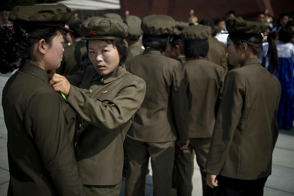 Fotografii rare din interiorul armatei ultrasecrete a Coreei de Nord. Ce rol au femeile în industria de apărare | FOTO - Imaginea 33