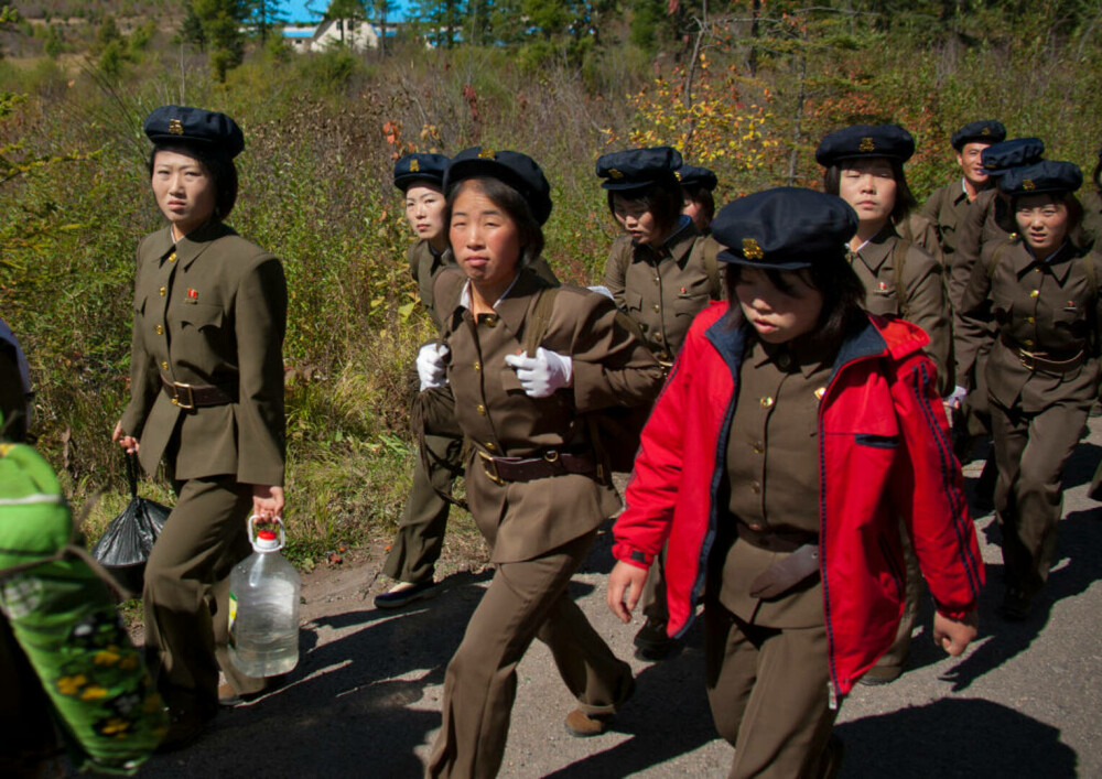 Fotografii rare din interiorul armatei ultrasecrete a Coreei de Nord. Ce rol au femeile în industria de apărare | FOTO - Imaginea 36