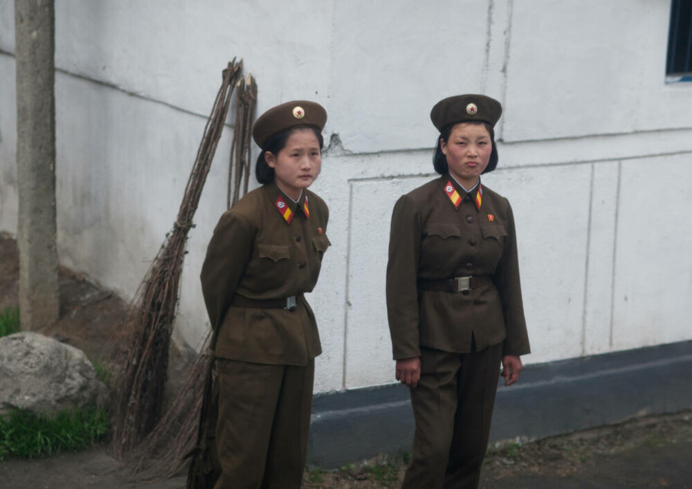 Fotografii rare din interiorul armatei ultrasecrete a Coreei de Nord. Ce rol au femeile în industria de apărare | FOTO - Imaginea 37