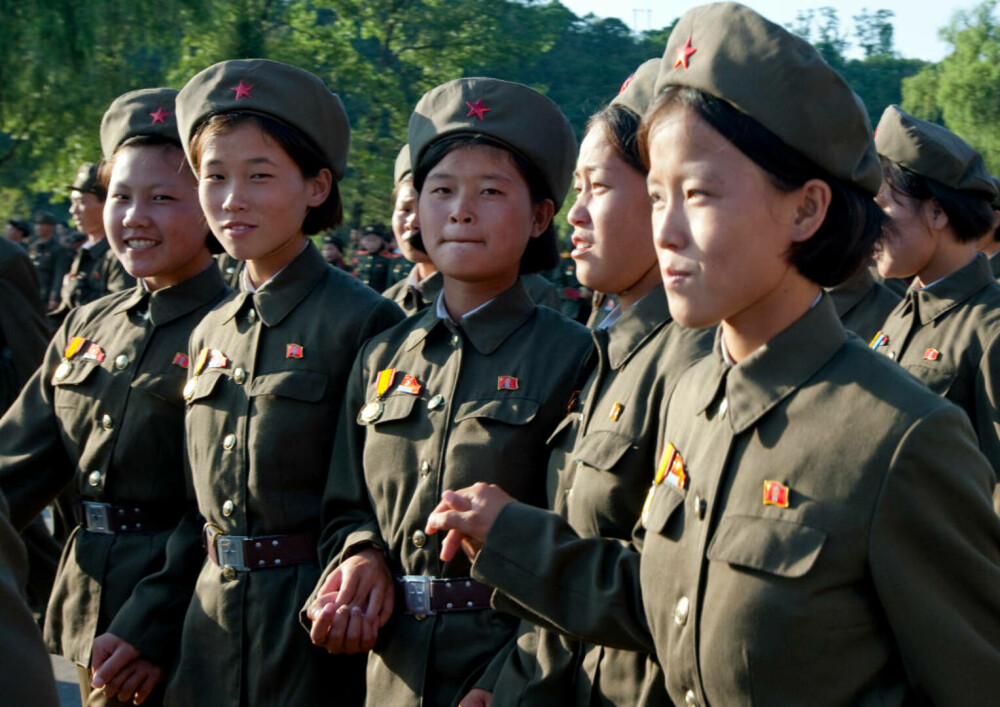 Fotografii rare din interiorul armatei ultrasecrete a Coreei de Nord. Ce rol au femeile în industria de apărare | FOTO - Imaginea 39