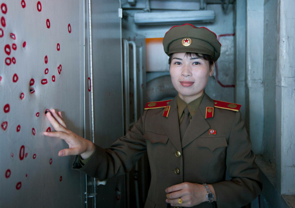 Fotografii rare din interiorul armatei ultrasecrete a Coreei de Nord. Ce rol au femeile în industria de apărare | FOTO - Imaginea 53