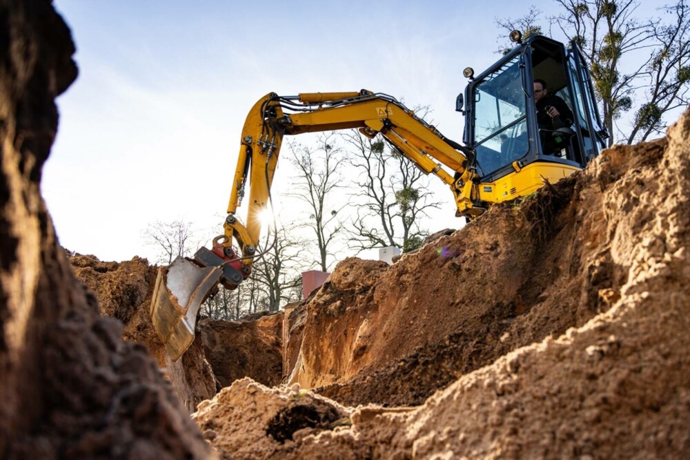 Ce au descoperit mai mulți muncitori din Satu Mare în timpul unor lucrări de excavare. Au sunat imediat la 112 | FOTO - Imaginea 1