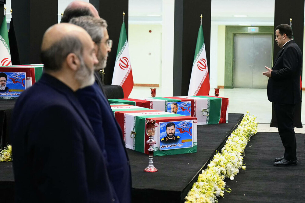 O mulţime uriaşă de oameni s-a adunat să-i aducă un ultim omagiu lui Raisi la funeraliile de la Teheran. GALERIE FOTO - Imaginea 2