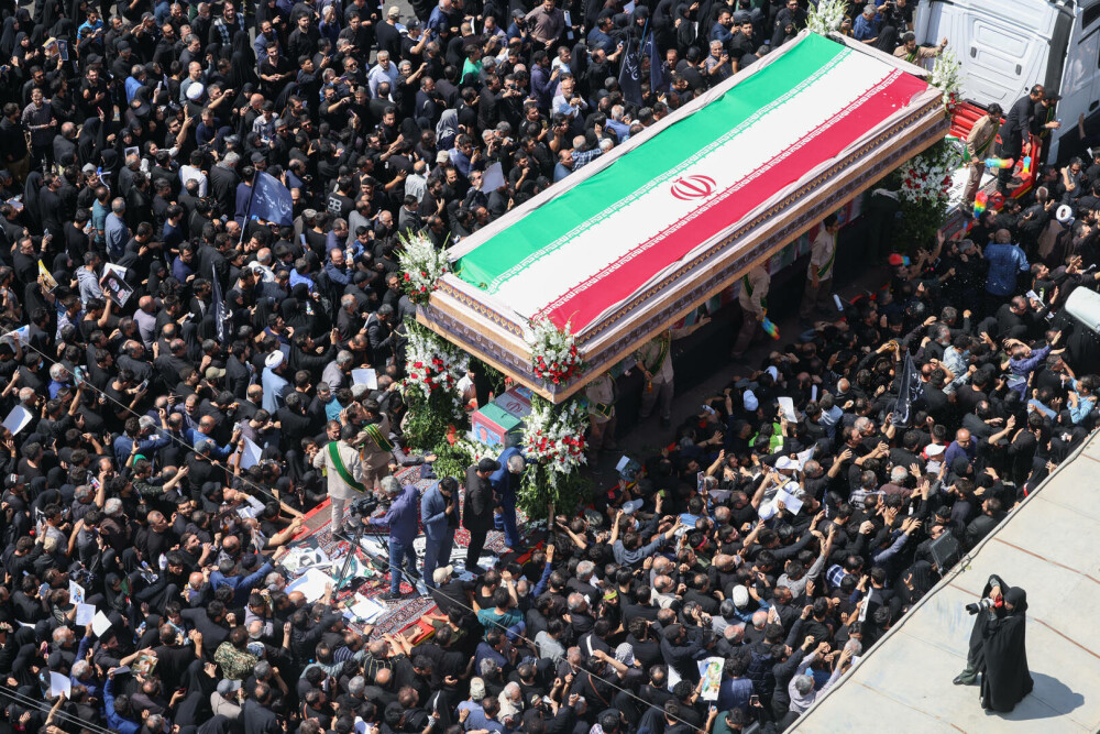 O mulţime uriaşă de oameni s-a adunat să-i aducă un ultim omagiu lui Raisi la funeraliile de la Teheran. GALERIE FOTO - Imaginea 3