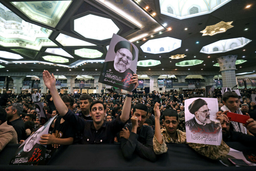 O mulţime uriaşă de oameni s-a adunat să-i aducă un ultim omagiu lui Raisi la funeraliile de la Teheran. GALERIE FOTO - Imaginea 4