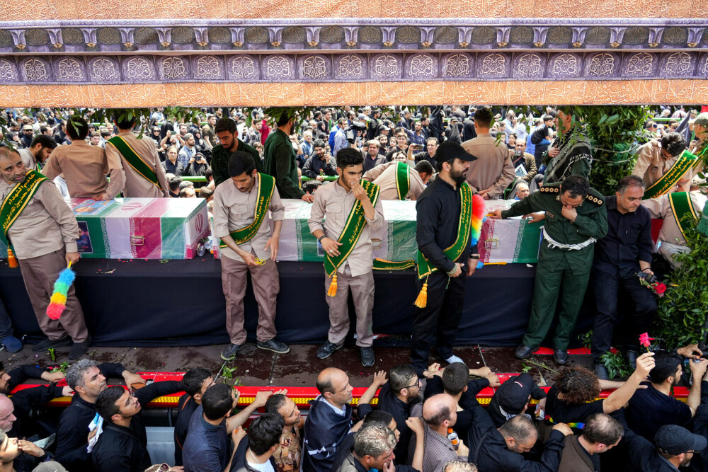 O mulţime uriaşă de oameni s-a adunat să-i aducă un ultim omagiu lui Raisi la funeraliile de la Teheran. GALERIE FOTO - Imaginea 5
