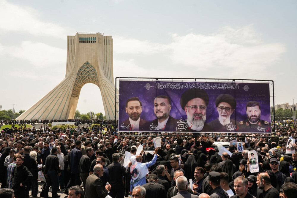 O mulţime uriaşă de oameni s-a adunat să-i aducă un ultim omagiu lui Raisi la funeraliile de la Teheran. GALERIE FOTO - Imaginea 6