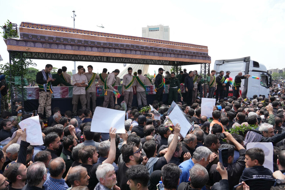 O mulţime uriaşă de oameni s-a adunat să-i aducă un ultim omagiu lui Raisi la funeraliile de la Teheran. GALERIE FOTO - Imaginea 7