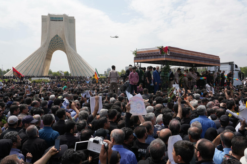 O mulţime uriaşă de oameni s-a adunat să-i aducă un ultim omagiu lui Raisi la funeraliile de la Teheran. GALERIE FOTO - Imaginea 8