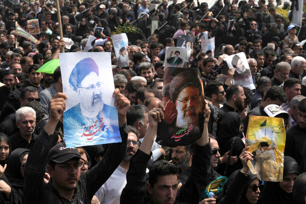 O mulţime uriaşă de oameni s-a adunat să-i aducă un ultim omagiu lui Raisi la funeraliile de la Teheran. GALERIE FOTO - Imaginea 9
