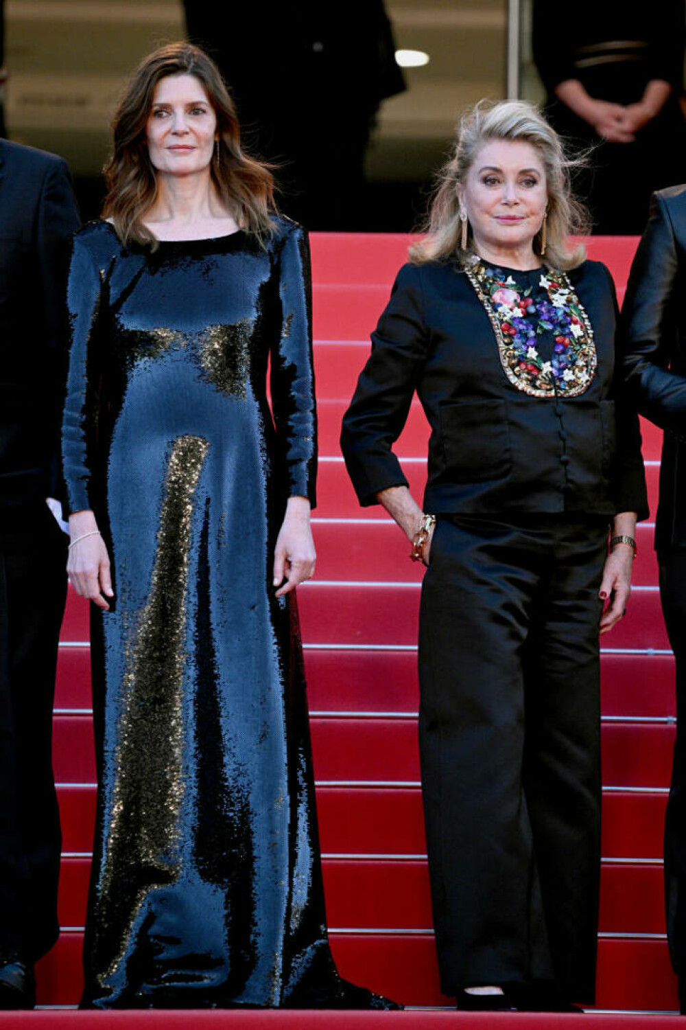 Catherine Deneuve a apărut pe covorul roșu de la Cannes alături de fiica ei. Cele două au atras toate privirile | FOTO - Imaginea 2