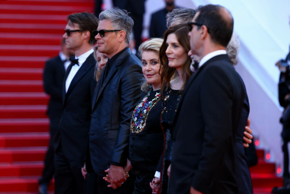 Catherine Deneuve a apărut pe covorul roșu de la Cannes alături de fiica ei. Cele două au atras toate privirile | FOTO - Imaginea 3