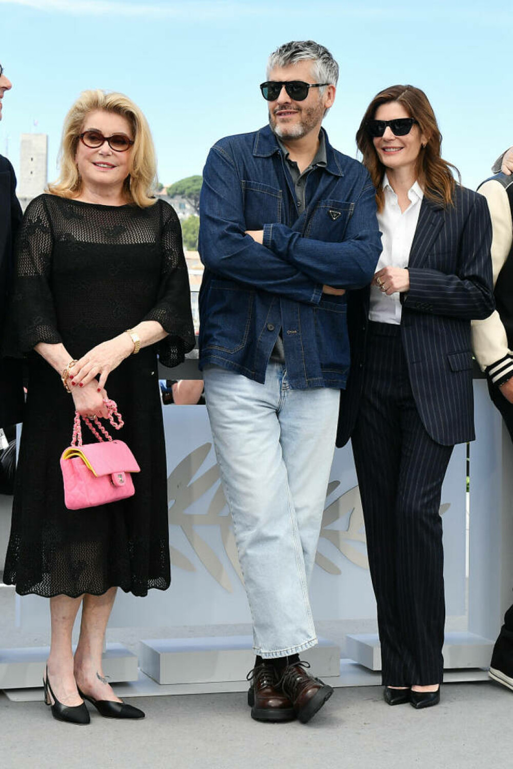 Catherine Deneuve a apărut pe covorul roșu de la Cannes alături de fiica ei. Cele două au atras toate privirile | FOTO - Imaginea 5