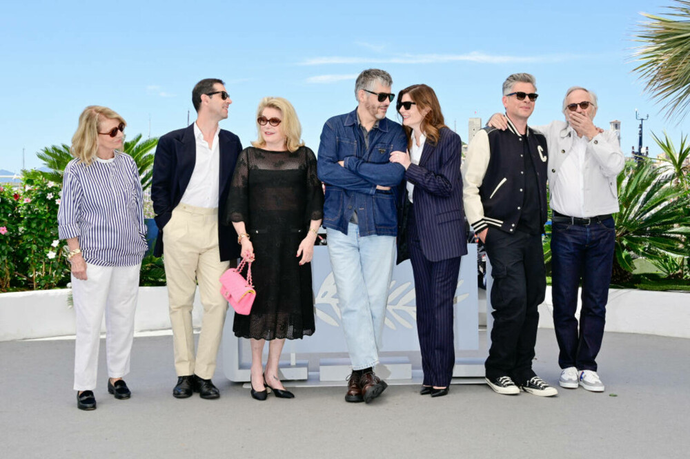 Catherine Deneuve a apărut pe covorul roșu de la Cannes alături de fiica ei. Cele două au atras toate privirile | FOTO - Imaginea 6