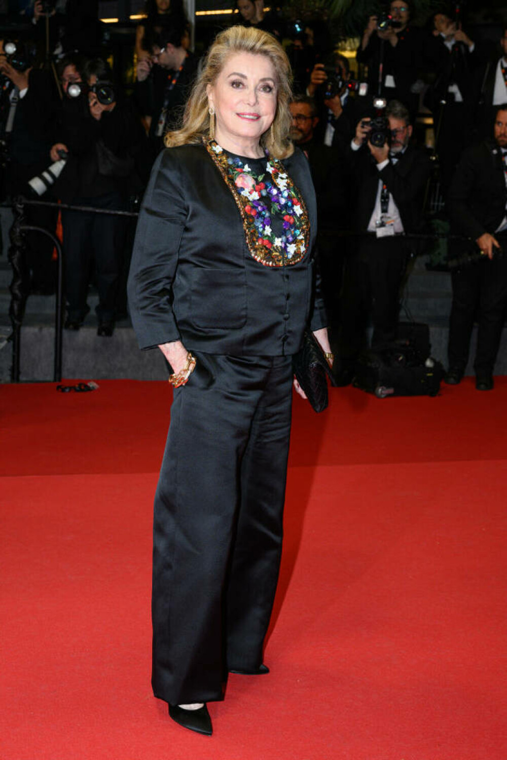 Catherine Deneuve a apărut pe covorul roșu de la Cannes alături de fiica ei. Cele două au atras toate privirile | FOTO - Imaginea 7