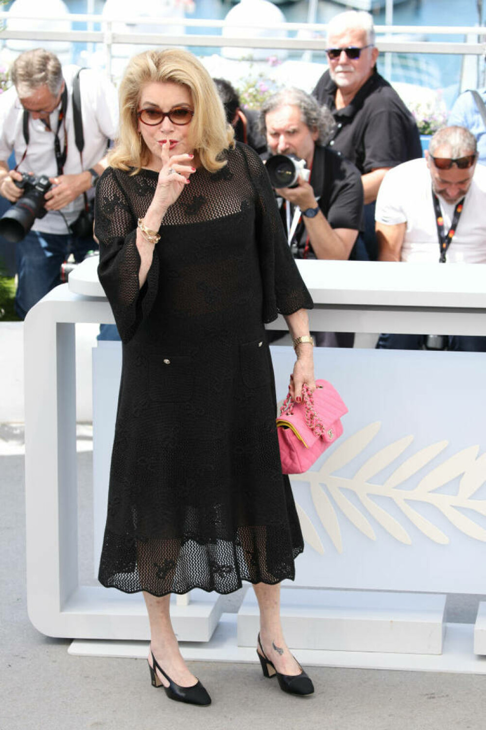 Catherine Deneuve a apărut pe covorul roșu de la Cannes alături de fiica ei. Cele două au atras toate privirile | FOTO - Imaginea 10