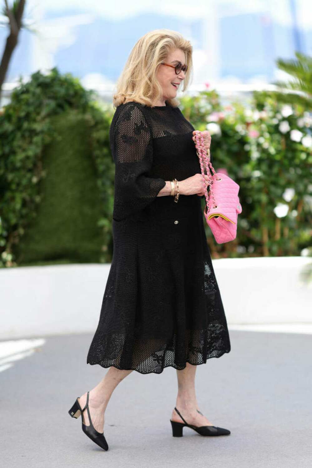Catherine Deneuve a apărut pe covorul roșu de la Cannes alături de fiica ei. Cele două au atras toate privirile | FOTO - Imaginea 11