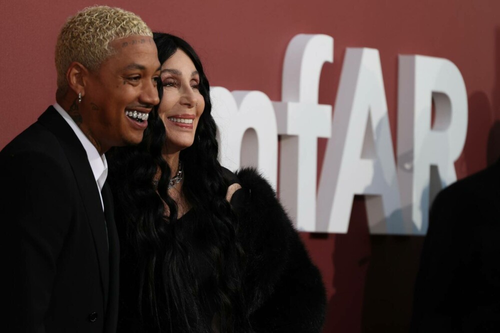 Cher și iubitul cu 40 de ani mai tânăr, sărut pe covorul roșu. Cuplul a furat toate privirile | GALERIE FOTO - Imaginea 6