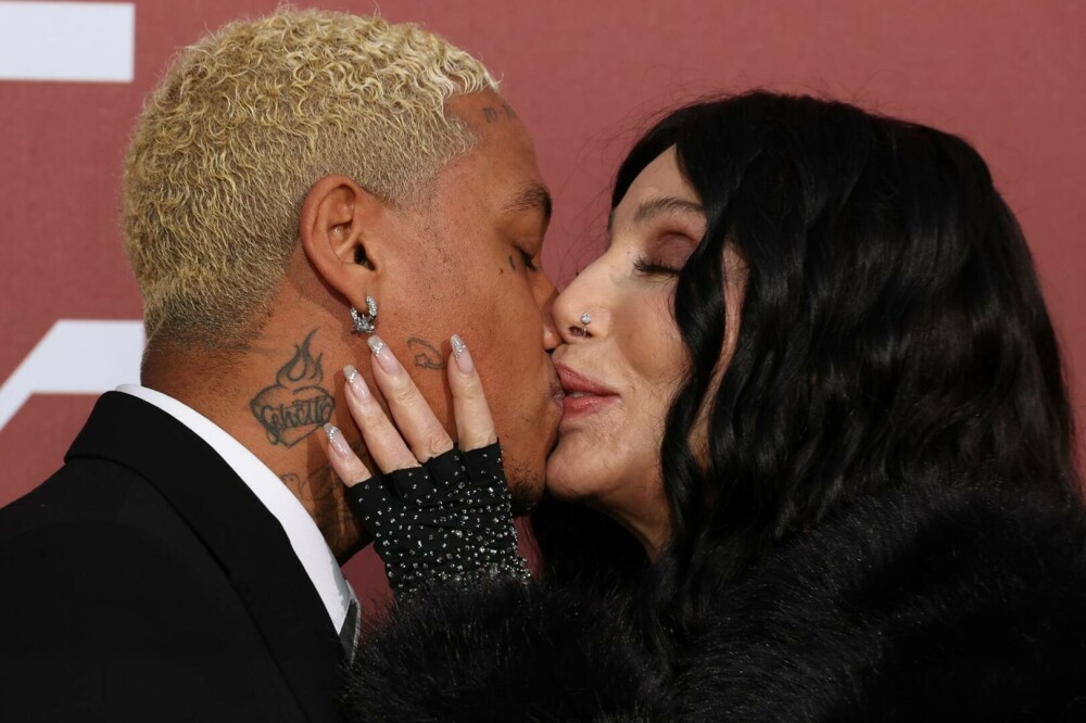 Cher și iubitul cu 40 de ani mai tânăr, sărut pe covorul roșu. Cuplul a furat toate privirile | GALERIE FOTO - Imaginea 4