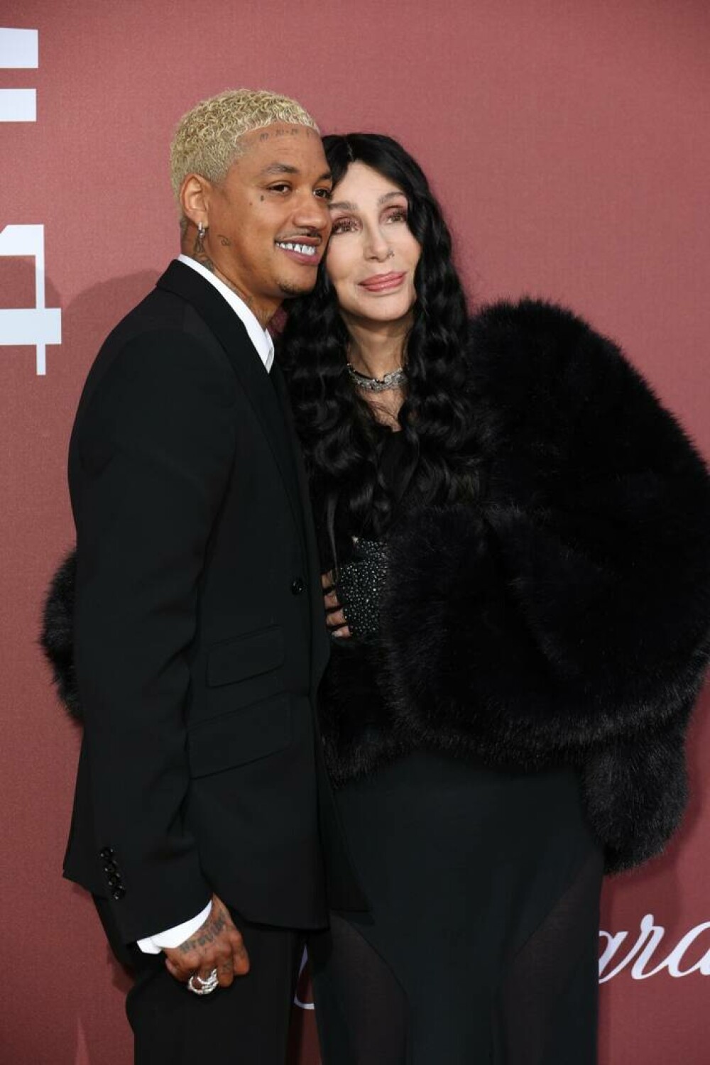 Cher și iubitul cu 40 de ani mai tânăr, sărut pe covorul roșu. Cuplul a furat toate privirile | GALERIE FOTO - Imaginea 5
