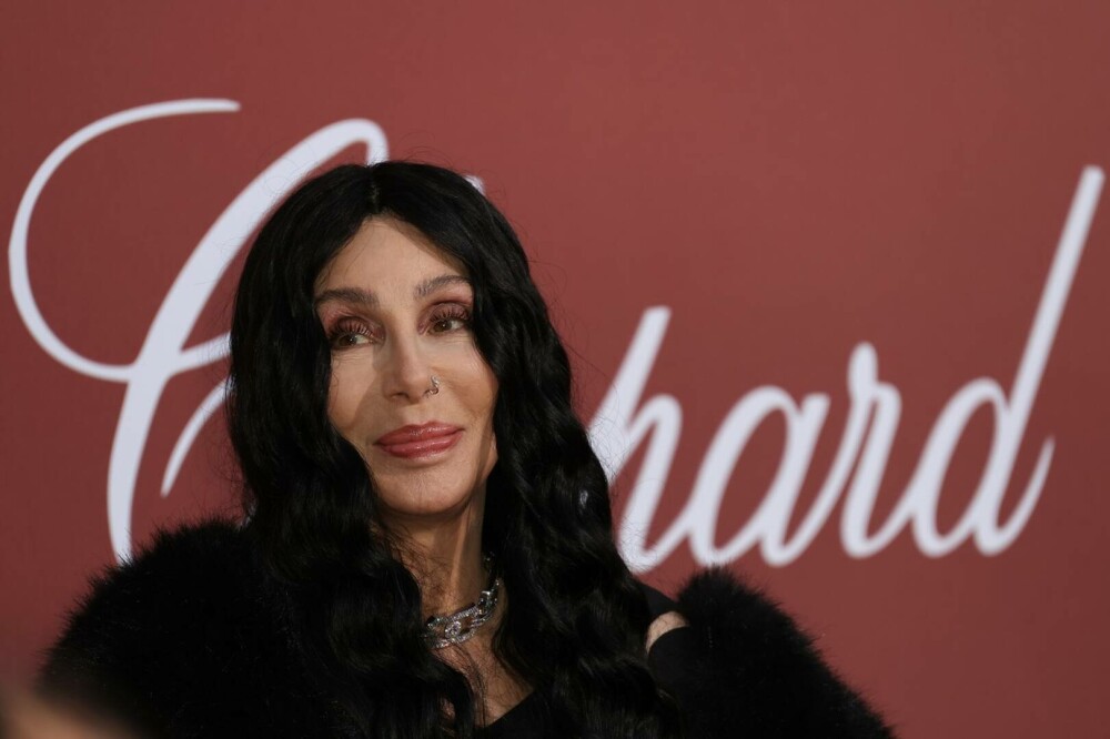 Cher și iubitul cu 40 de ani mai tânăr, sărut pe covorul roșu. Cuplul a furat toate privirile | GALERIE FOTO - Imaginea 2