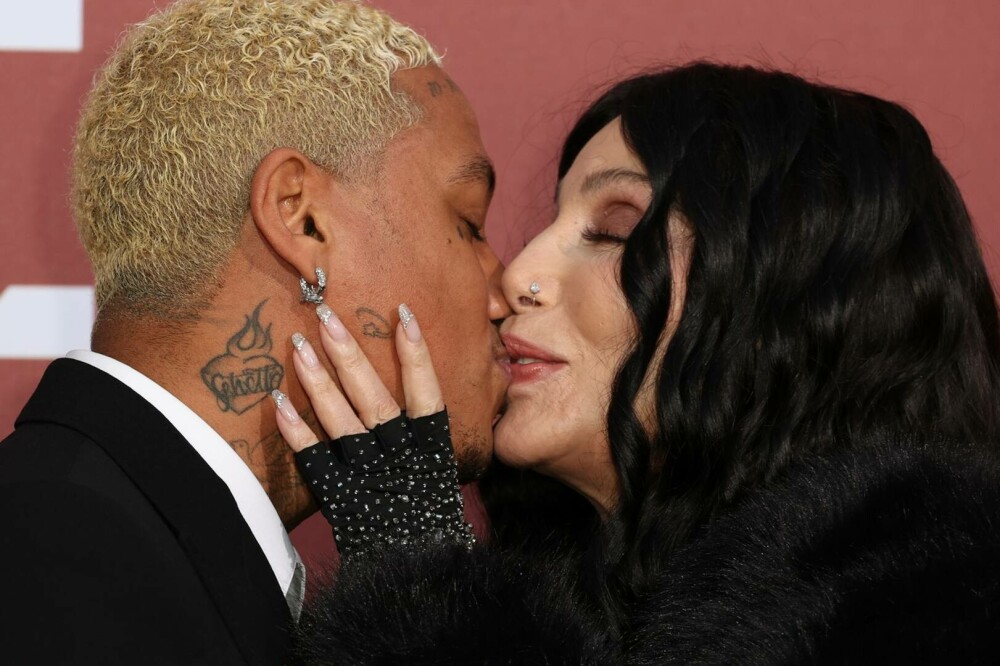 Cher și iubitul cu 40 de ani mai tânăr, sărut pe covorul roșu. Cuplul a furat toate privirile | GALERIE FOTO - Imaginea 1