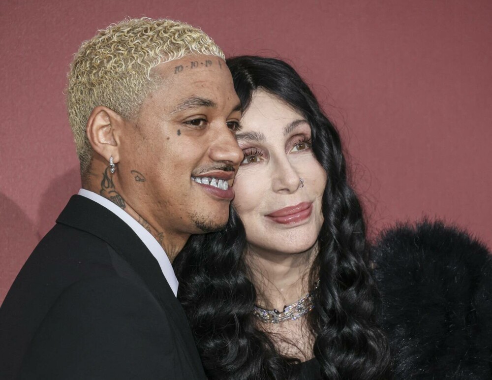 Cher și iubitul cu 40 de ani mai tânăr, sărut pe covorul roșu. Cuplul a furat toate privirile | GALERIE FOTO - Imaginea 17